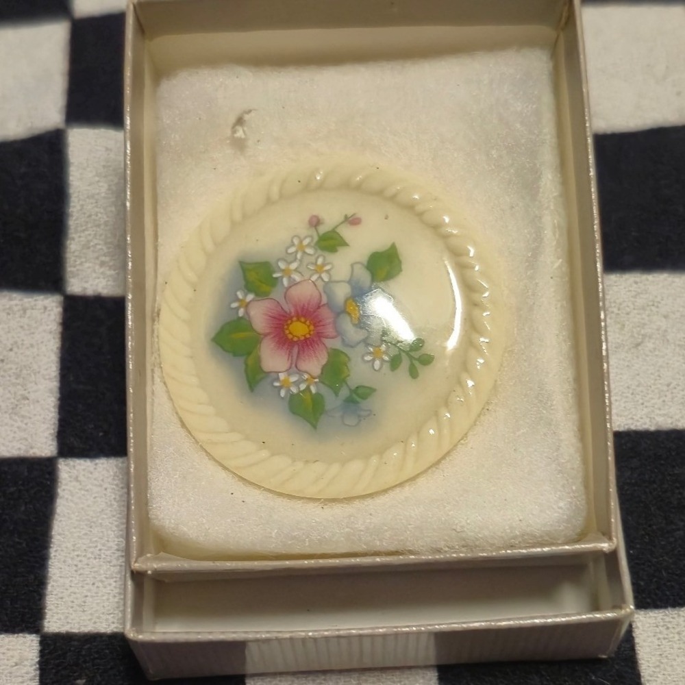 Vintage Avon Round Floral Brooch Pin Cream Pink Blue Flowers with Box